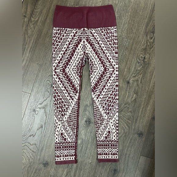 *NWT* Fabletics High-Waisted Seamless Lace Capri - Picture 2 of 7